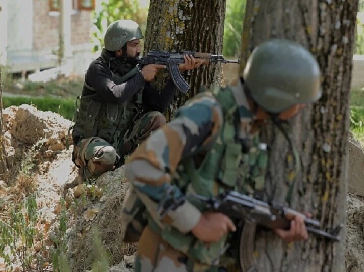 Security Forces Gun Down 2 Terrorists In Kulgam, Encounter Still Underway কুলগামে সেনাবাহিনীর সঙ্গে সংঘর্ষ, খতম ২ জঙ্গি