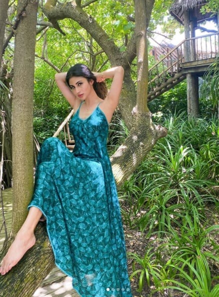 টেলিভিশন ইন্ডাস্ট্রি থেকে এসেও বলিউডে জায়গা করে নিয়েছেন অভিনেত্রী মৌনী রায়। সম্প্রতি ইনস্টাগ্রামে তিনি কিছু ছবি পোস্ট করেছেন যা নেটিজেনদের মধ্যে সাড়া ফেলে দিয়েছে। ছবি সৌজন্যে ইনস্টাগ্রাম