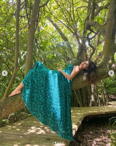 ছোটপর্দায় মৌনির কেরিয়ার শুরু একতা কপূরের জনপ্রিয় ধারাবাহিক ‘কিঁউ কি সাঁস ভি কভি বহু থি’-তে। সেখানে কৃষ্ণা তুলসীর চরিত্রে অভিনয় করেন তিনি। ছবি সৌজন্যে ইনস্টাগ্রাম