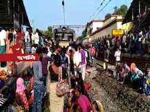 বিশেষ ট্রেনে উঠতে চেয়ে এবার হুগলির পান্ডুয়া ও খন্ন্যান স্টেশনে রেল অবরোধ যাত্রীদের