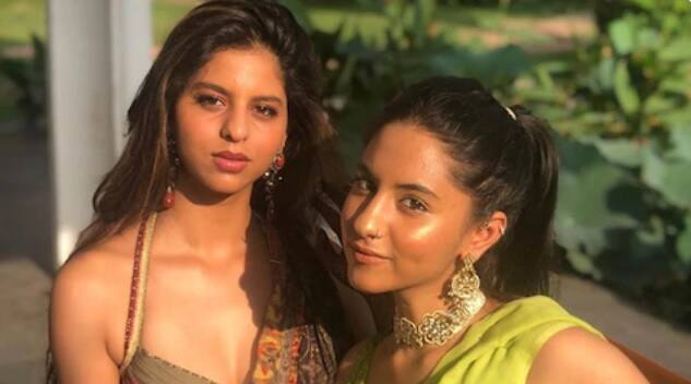 বন্ধুদের সঙ্গে সোশ্যাল মিডিয়ায় প্রচুর ছবি শেয়ার করেন সুহানা। জানেন কি ইতিমধ্যেই ইনস্টাগ্রামে তাঁর ফলোয়ারের সংখ্যা ১১ লাখ।