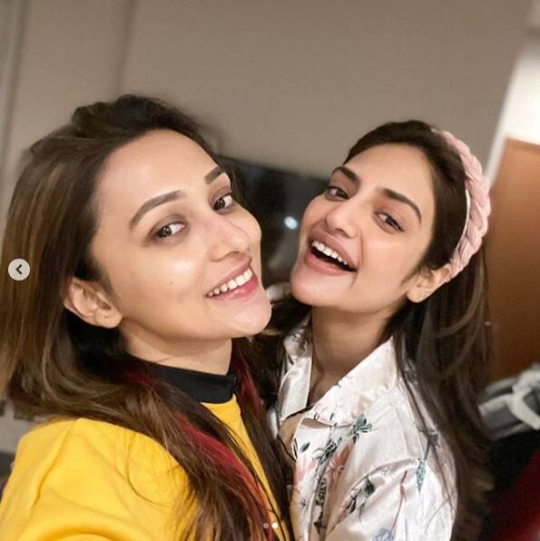 কাকতালীয়ভাবে একই সময়ে লন্ডনে গিয়েছেন মিমি ও নুসরত। ২ জনেই ব্যস্ত আলাদা ২টি ছবির কাজে। তাই বলে কি ঘনিষ্ঠ বন্ধুর সঙ্গে সময় কাটানো হবে না? দুই বন্ধুই দেখা করার পরিকল্পনা করে রেখেছিলেন আগে থেকেই।