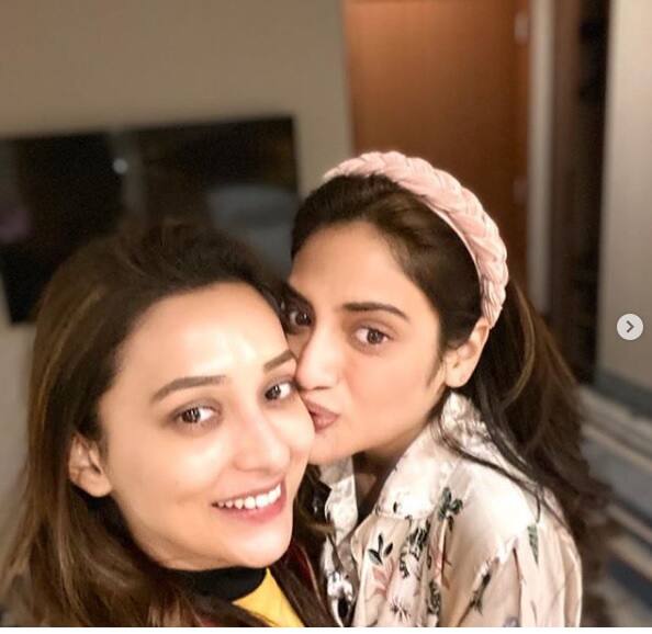 নুসরত নিজের ও মিমির ছবি শেয়ার করে নুসরত লেখেন- 'জব উই মেট'