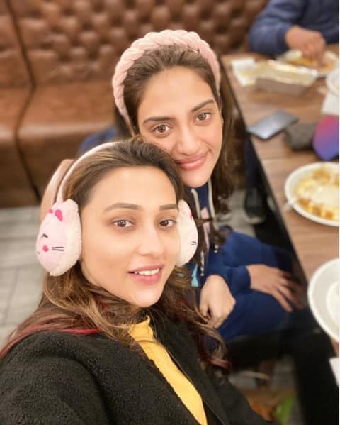 ছবির ক্যাপশানে লেখা, 'আস'।আর তারপর একটি হার্ড সাইন। বিদেশের মাটিতে চাঙ্গা টলি বন্ধুত্বের জুটি। লন্ডনে দেখা হল মিমি চক্রবর্তী ও নুসরত জাহানের।