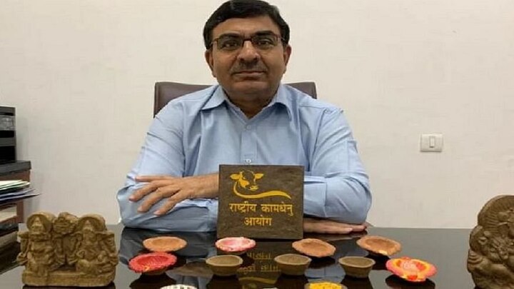 Rashtriya Kamdhenu Aayog chief: 'Chip made of cow dung significantly reduces radiation from phone' গোবর দিয়ে তৈরি চিপ মোবাইলের বিকিরণ রোধ করতে পারে, দাবি রাষ্ট্রীয় কামধেনু আয়োগ চেয়ারম্যানের