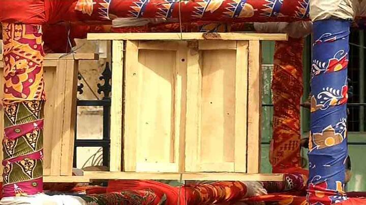 লকডাউনে মানুষের পাশে দাঁড়ানো ও কোভিড মোকাবিলার বিষয়টিকে তুলে ধরা হয়েছে মণ্ডপে। 