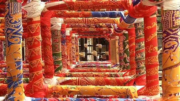 রঙিন কাপড় দিয়ে সাজানো হয়েছে মণ্ডপ। মানা হয়েছে সমস্ত কোভিড সুরক্ষাবিধিও।