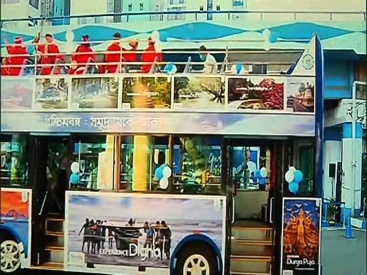 ১৫ বছর পর পুজোর মাসে সেই নস্টালজিয়াই সশরীরে ফিরল সিটি অফ জয়ে। তবে, আগের মতো লাল নয়, নতুন এই ডবল ডেকার বাসগুলি নীল-সাদা রঙের।