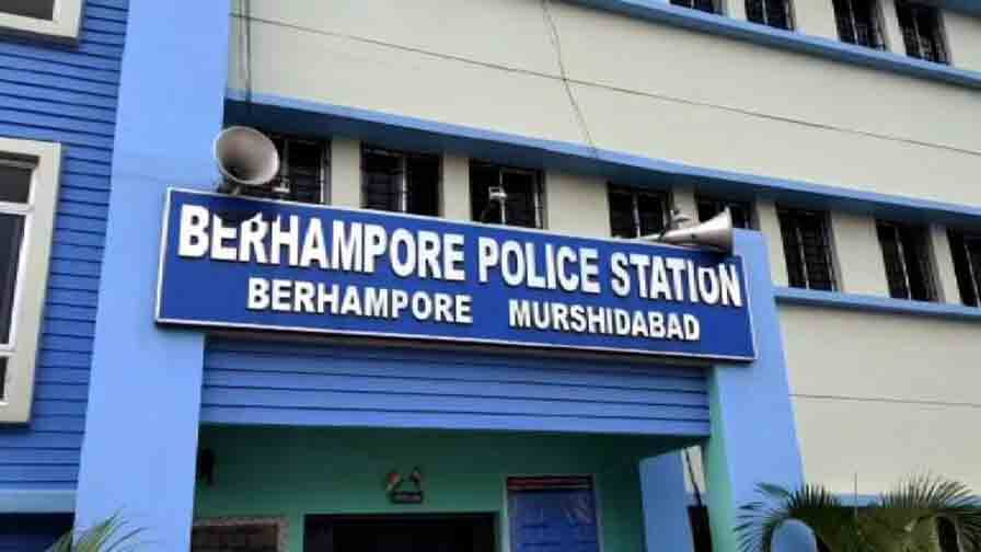 স্ত্রীকে পছন্দ না হওয়ায় 'দুষ্কৃতীদের দিয়ে অপহরণ করিয়ে খুনের ছক', ধৃত স্বামী Murshidabad: Man allegedly stages kidnapping, attempt murdering wife due to disliking, arrested স্ত্রীকে পছন্দ না হওয়ায় 'দুষ্কৃতীদের দিয়ে অপহরণ করিয়ে খুনের ছক', ধৃত স্বামী