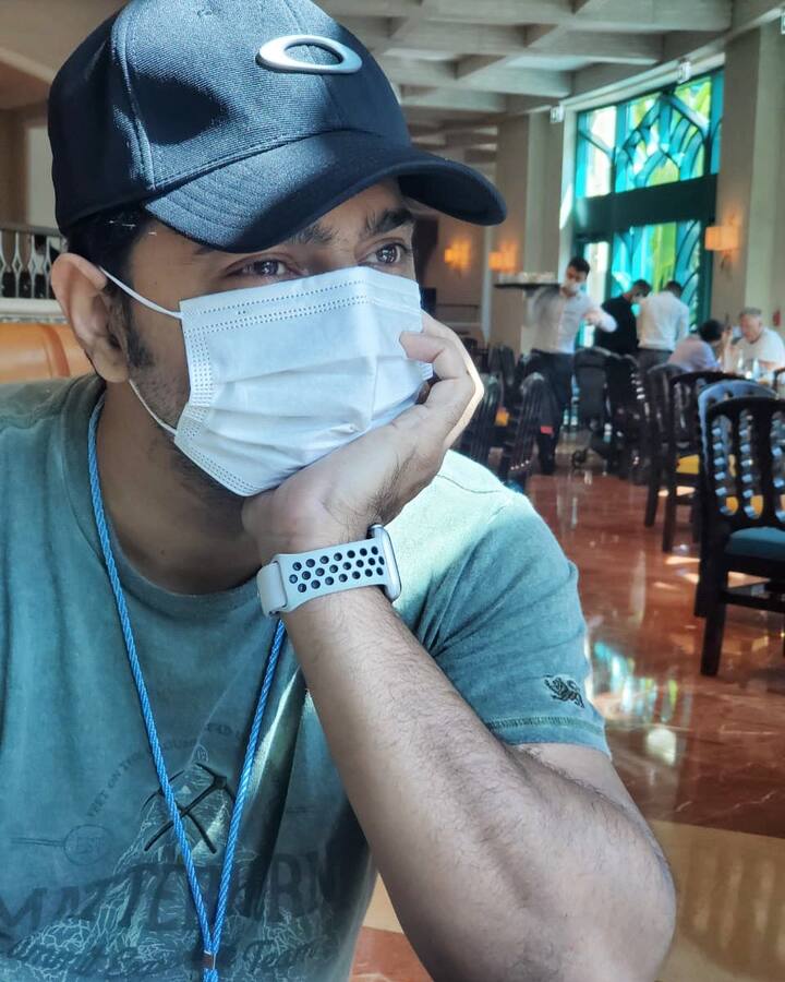 কিছুদিন আগেই এয়ারপোর্ট থেকে এই ছবিটি শেয়ার করেন দেব। লেখেন, নিউ নর্ম্যালের ছবি।