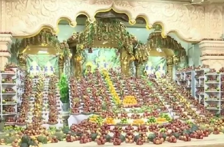 3000 kg apples displayed at Ahmedabad temple on reopening day, distributed among COVID-19 patients আমদাবাদের মন্দিরে পড়ল প্রায় ৩ হাজার কেজি আপেল, বিলি করা হল করোনা রোগী, স্বাস্থ্যকর্মীদের মধ্যে