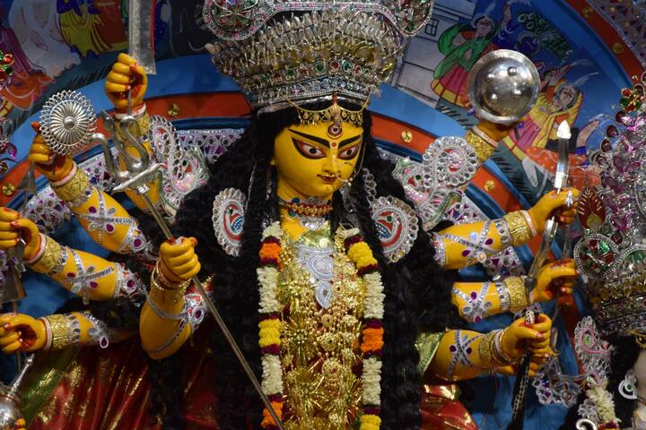  স্বামী বিবেকানন্দের হাতে ১৯০১ সালে প্রথম দুর্গাপুজো হয় মঠ প্রাঙ্গণে।  তারপর থেকে দীর্ঘদিন পুজো হয়েছে মূল মন্দিরের ভিতরে। ভিড় সামলাতে ২০০০ সাল থেকে মঠ প্রাঙ্গণে পুজোর আয়োজন শুরু হয়। এ বছর আবার মূল মন্দিরের ভিতরে হবে দুর্গাপুজো। প্রতি বছর বেলুড় মঠে কুমারীপুজো দেখতে ভিড় করেন ভক্তরা। এবার সেই কুমারীপুজোর জন্য বিশেষ আয়োজন করা হচ্ছে। বেলুড়মঠের তরফে জানানো হয়েছে, ছোট করে হবে কুমারী পুজো।  সন্ন্যাসীরা নন, পরিবারের সদস্যদের সঙ্গেই পুজোস্থলে আসবে কুমারী।