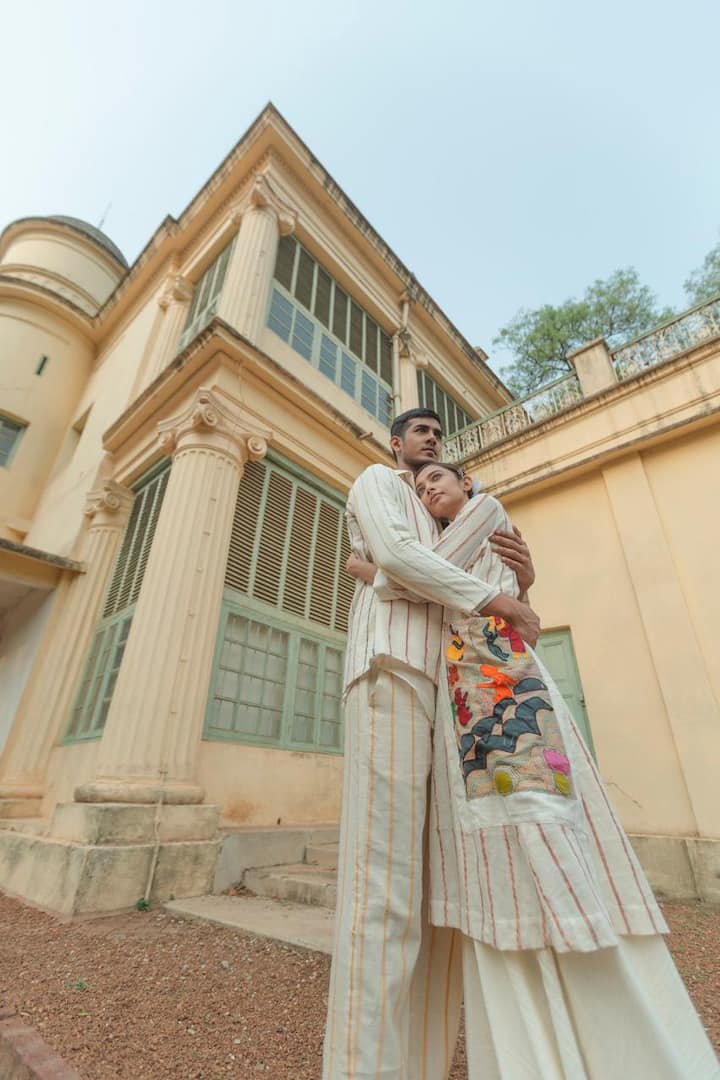 পুজোয় এবার ভারী সাজ নয়। বরং আরামদায়ক পোশাকে দূরত্ব বজায় রেখে আড্ডা হবে। হয়ত অল্প প্যান্ডেল ভ্রমণ। তাই ডিজাইনার অভিষেক রায়ের কালেকশনে সারল্যই শেষ কথা।