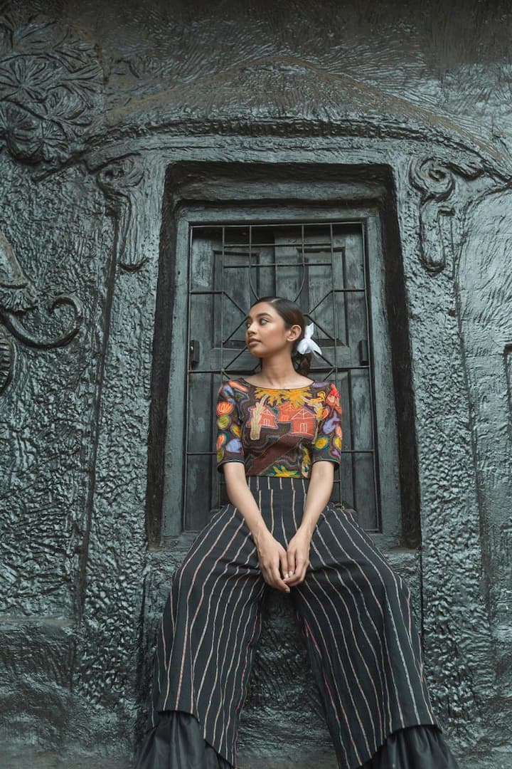 অভিষেকের পুজোর কালেকশনে এবার প্রাধান্য খেশ ও কাঁথা কাজের। সুতির কাপড়ের উপরই সূচিকর্ম। পালাজোয় খেশ, সঙ্গে ক্রপটপে ঘন কাঁচা কাজ। বিশ্বভারতীর ছাত্র ডিজাইনার ব্যাকগ্রাউন্ড হিসেবে বেছে নিয়েছেন কবিগুরুর শান্তিনিকেতনকেই।