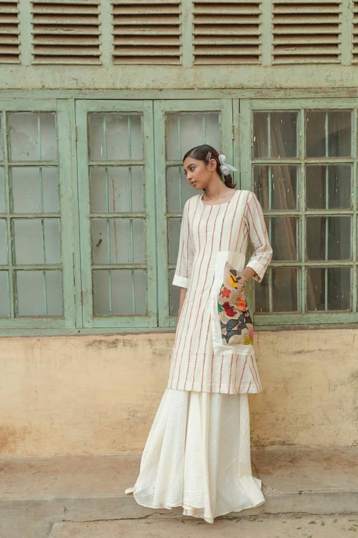 গরম-দিনে শুভ্র-সাজ। সাদার উপর খেশ ও কাঁথার অপূর্ব মেলবন্ধন।