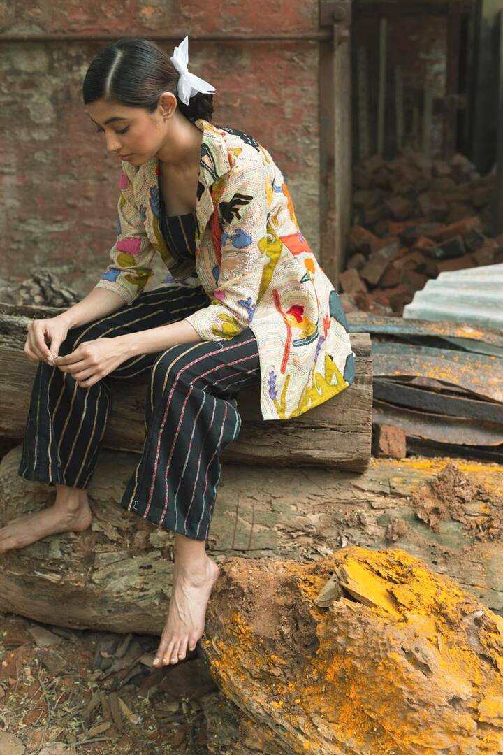 কাঁথা কাজ করা লং ব্লেজারটিও বেশ আকর্ষক।