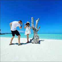 প্রেমিকের সঙ্গে মলদ্বীপের সমুদ্রসৈকতে ছুটি কাটিয়ে ফিরলেন তাপসী পান্নু, ভাইরাল হল ছবি