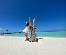 প্রেমিকের সঙ্গে মলদ্বীপের সমুদ্রসৈকতে ছুটি কাটিয়ে ফিরলেন তাপসী পান্নু, ভাইরাল হল ছবি