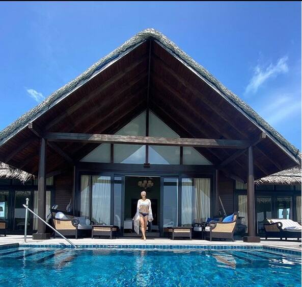 মলদ্বীপে ছুটি কাটিয়ে সম্প্রতি মুম্বই ফিরে এসেছেন তাপসী। এই ছবি পোস্ট করে তিনি জানিয়েছেন, ফের মুম্বই।