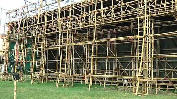 গড়িয়া মিতালি সঙ্ঘের নবদুর্গার মণ্ডপ এবার অন্যবারের তুলনায় আকারে ছোট।