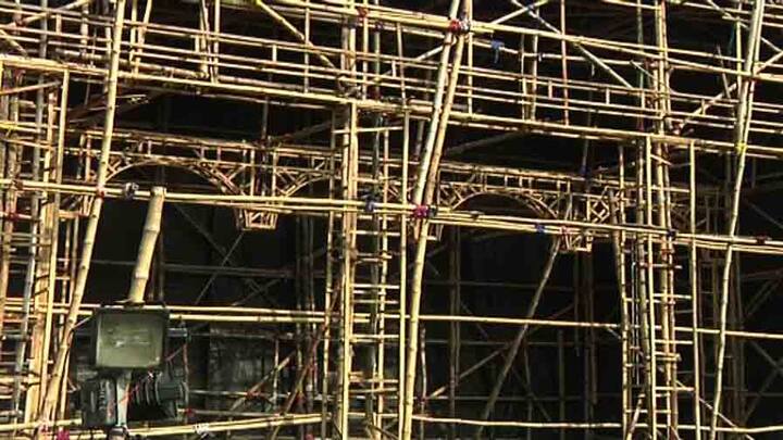 মণ্ডপের বাইরে থেকেই ঠাকুর দেখবেন দর্শনার্থীরা। কাজেই ভীড় জমা ও সংক্রমণের সম্ভাবনা কমবে।