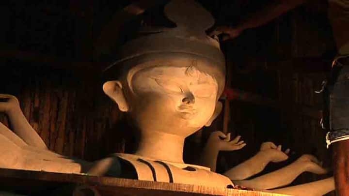 মণ্ডপে প্রতিমা যেখানে থাকবেন তার থেকে অনেকটাই দূরে থাকবে প্রতিমা। সীমিত সংখ্যক দর্শককে প্রবেশ করতে দেওয়া হবে।