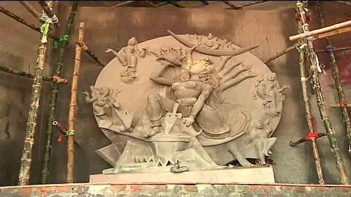 শিল্পী ভবতোষ সুতারের ভাবনায় কঠিন সময়ে শরতের মেঘের মতো সেজে উঠছে তাদের মণ্ডপ। 