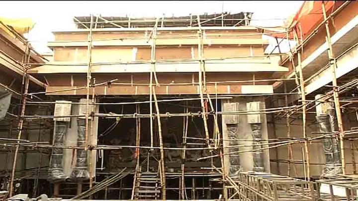থিমের পুজো থেকে সরে এসে কিছুটা সাবেকিয়ানার ছোঁয়া এবার রাজডাঙা নব উদয় সঙ্ঘের পুজোয়।