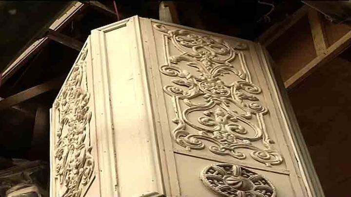 প্রাচীন রাজবাড়ির আদলে তৈরি মণ্ডপে মাতৃ আরাধনার প্রস্তুতি। 