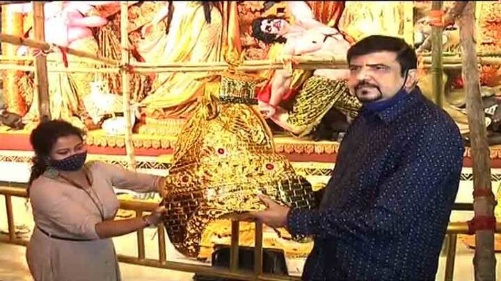 ভিতরে বেশি লোক নয়। জায়ান্ট স্ক্রিনেই দেখা যাবে পুজো।