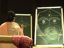 পুজোর উদ্বোধনে গিয়ে মণ্ডপে ছবি আঁকলেন মুখ্যমন্ত্রী