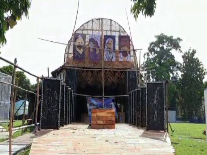 মণ্ডপের বাইরে রয়েছে হাতে আঁকা ছবি।