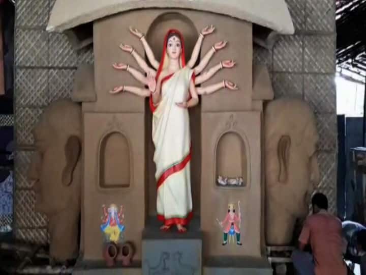 লকডাউনে পরিযায়ী শ্রমিকদের কষ্টের ছবি দেখেছে গোটা দেশ। মাইলের পর মাইল পথে হেঁটে বাড়ি ফিরেছেন বহু মানুষ। কারোও বা পথের আগেই ফুরিয়ে গেছে জীবন। মহারাষ্ট্রে ট্রেন দুর্ঘটনা থেকে শুরু করে একাধিক পথ দুর্ঘটনার সাক্ষী থেকেছেন শ্রমিকেরা। দুঃখজনকভাবে প্রাণ গিয়েছে বহু মানুষের। সেই সমস্ত পরিযায়ী শ্রমিকদের শ্রদ্ধা জানাতে এবার অভিনব বিষয়ভাবনায় পুজো মণ্ডপ সাজিয়ে তুলছে সল্টলেক একে ব্লক।