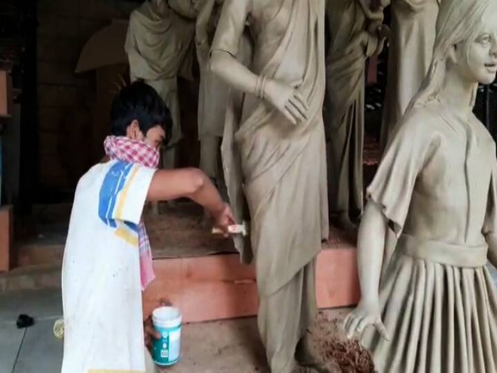 আর কয়েকদিন পরেই পুজো। সল্টলেকের একে ব্লকে চলছে শেষ মুহূর্তের প্রস্তুতি।