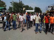 পুজোর মুখে কর্মী ছাঁটাইয়ের অভিযোগ!তৃণমূল-বিজেপি সংঘর্ষে ধুন্ধুমার নিউ জলপাইগুড়ি স্টেশন