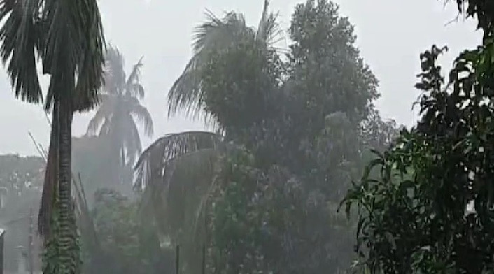 Weather Forecast: Depression Bay of Bengal, MeT prediction rain play spoilsport Durga Puja পুজোয় ষষ্ঠী থেকে অষ্টমী, কলকাতা-সহ দক্ষিণবঙ্গে বৃষ্টির সম্ভাবনা