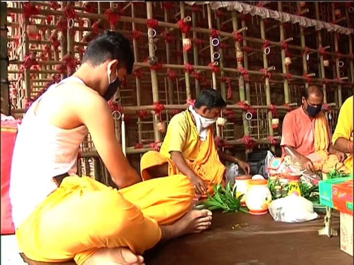 ১৪ জন পুরোহিত, ১৪ জন সহকারী সহ মোট ২৮ জন পূজারী বসেন পুজোয়।