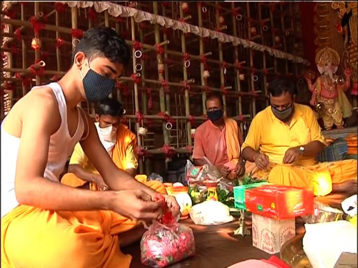স্বাধীনতা আন্দোলনের সময় উত্তর কলকাতায় খুবই সক্রিয় ছিল বিপ্লবী গোষ্ঠীগুলি। কিন্তু পুলিশ সব জমায়েত, বৈঠক নিষিদ্ধ করেছিল। সেই সময় দুর্গাপুজোর পুণ্য সময়েই একত্রিত হতেন বিপ্লবীরা। সারতেন আলোচনা।