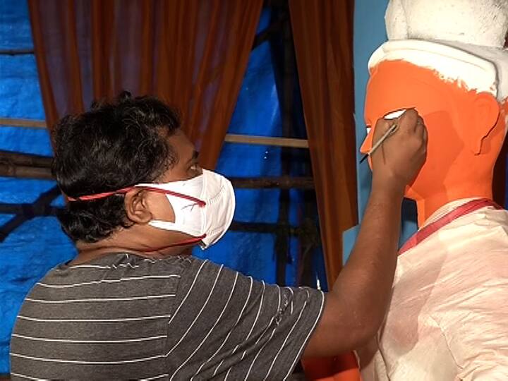 অন্যদিকে আজ দেবীপক্ষের সূচনায় কুমোরটুলি সর্বজনীনের প্রতিমায় চক্ষুদান হয়ে গেল।