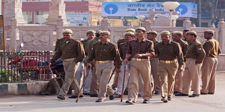 Madhya Pradesh: Stabbing victim made to stand inside police station with knife in his back মধ্যপ্রদেশ: পিঠে বিঁধে ছুরি, শরীর ভাসছে রক্তে, আহত ব্যক্তিকে থানায় দাঁড় করিয়ে আইনি প্রক্রিয়া সারছে পুলিশ!