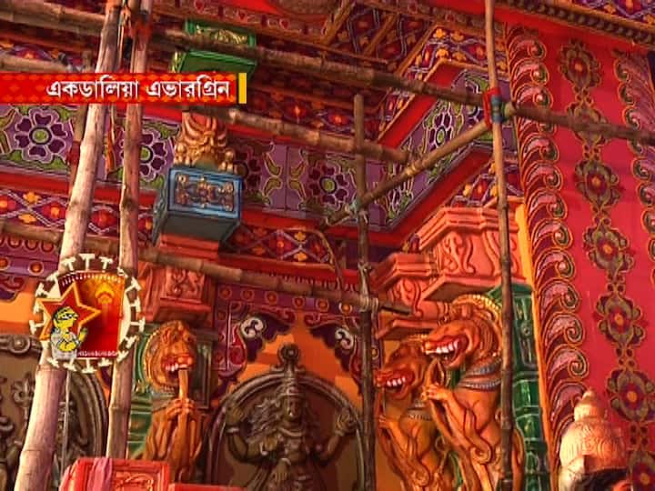 তবে কোভিড বিধি মেনে খোলামেলা হয়েছে মণ্ডপ।