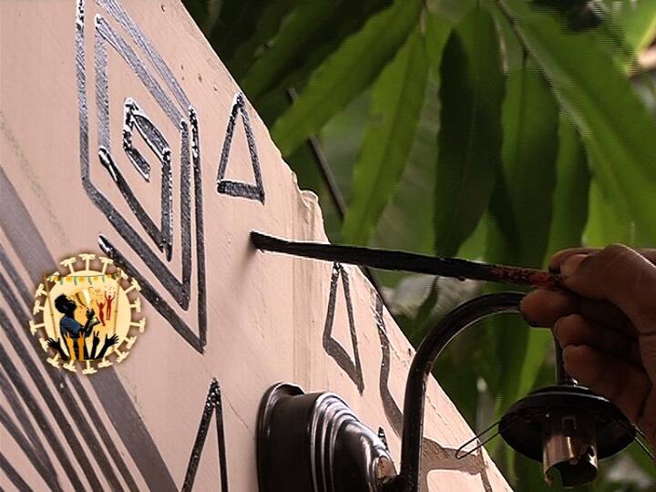 মণ্ডপ জুড়ে রয়েছে সাদা কালো হাতে আঁকা ছবি।
