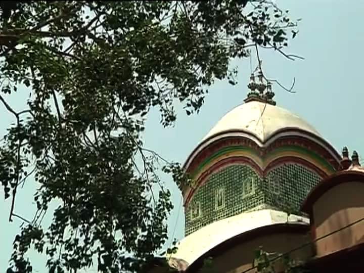 ষষ্ঠী থেকে দশমী ভক্তদের জন্য খোলা থাকবে মন্দিরের গর্ভগৃহ।  ওই ক’দিন প্রথম দফায় সকাল ৬টা থেকে দুপুর ১টা পর্যন্ত গর্ভগৃহ খোলা থাকবে।