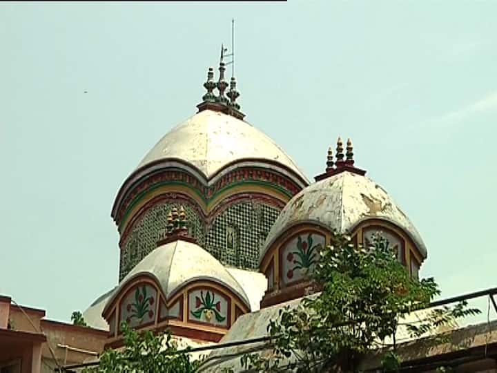 প্রবেশপথে বসানো হয় স্যানিটাইজেশন টানেল।  সেই সব করোনা বিধিনিষেধ মেনেই ষষ্ঠী থেকে দশমী গর্ভগৃহে প্রবেশের অনুমতি দেওয়া হল ভক্তদের।  