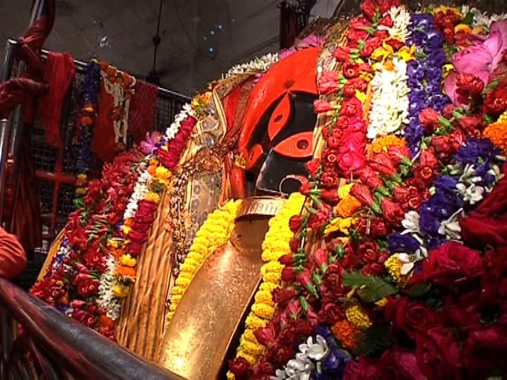 লকডাউনের পর ভক্তদের জন্য কালীঘাট মন্দিরের দরজা প্রথম খুলেছিল গত ১ জুলাই। তবে তখন মন্দির খুললেও ভক্তদের গর্ভগৃহে প্রবেশের অনুমতি ছিল না ।     পুজোর কটা দিন সেই অনুমতি দিচ্ছে মন্দির কর্তৃপক্ষ।  
