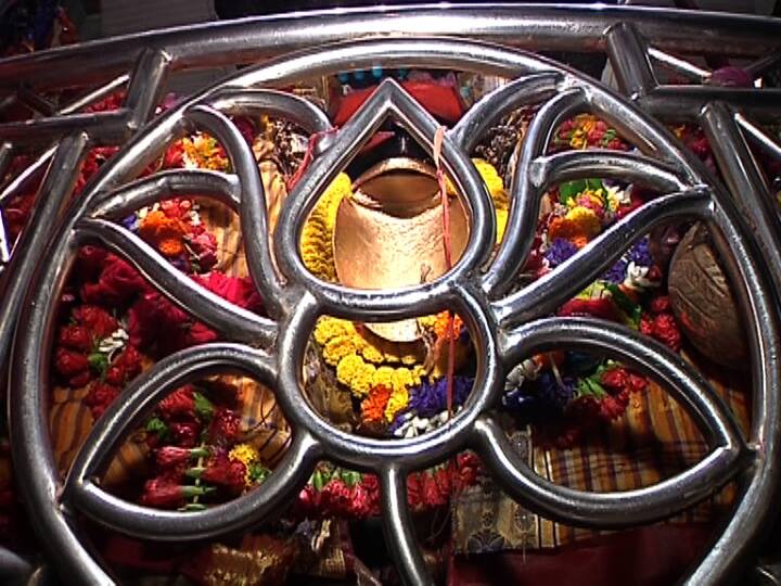 আবার বিকেল ৪টে থেকে রাত ১১টা পর্যন্ত খোলা থাকবে গর্ভগৃহ।   মন্দিরের ২ নম্বর গেট দিয়ে ৬ ফুট দূরত্ব রেখে ভক্তরা গর্ভগৃহে যেতে পারবেন।  