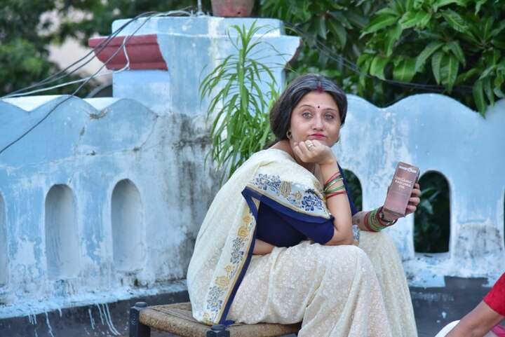 ডলি বাগরি। তুখোড় সেলস ওম্যান। পাড়ার সব বয়সের সমস্ত মহিলারা স্বপ্ন খুঁজে পায় ডলির ম্যাজিকে। ডলি যেন মুশকিল-আসান। অভিনয়ে স্বস্তিকা মুখোপাধ্যায়। 'গুলদস্তা' ছবির  তিন কন্যার এক কন্যে তিনি। এমন লুক ও ছক ভাঙা চরিত্রে ট্রেলারেই তাক লাগিয়ে দিয়েছেন স্বস্তিকা। 
