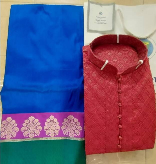 একদম নতুন বউয়ের মতোই শাড়ি উপহার পেয়েছেন মিথিলা। নীল শাড়ি, সঙ্গে সবুজ-গোলাপির চাওড়া পাড়। সৃজিতের জন্য লাল রঙের পঞ্জাবি পাঠিয়েছেন মমতা। নীল-লালের বৈপরীত্য যে এই জুটির ভালোবাসায় আরও খানিকটা মিলনের রং লাগাবে তা বলাই বাহুল্য।