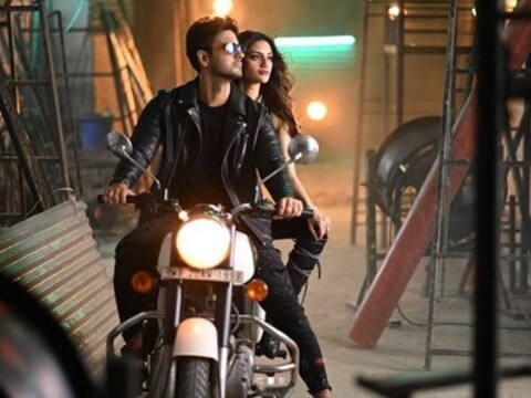 ফটোশ্যুটে নুসরতের সঙ্গে দেখা গিয়েছে অভিনেতা যশ দাসগুপ্তাকে। দুই তারকার বন্ডিংয়ের ঝলক ছবিগুলিতে বেশ স্পষ্ট। 