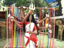 থিম পরিযায়ী শ্রমিকদের দুর্দশা, মূর্তি বসিয়ে সোনু সুদকে সম্মান জানাল কলকাতার এই পুজো কমিটি